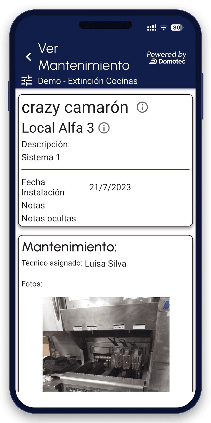 La aplicación DomoCheck en el teléfono, con el detalle de un mantenimiento y su registro fotográfico